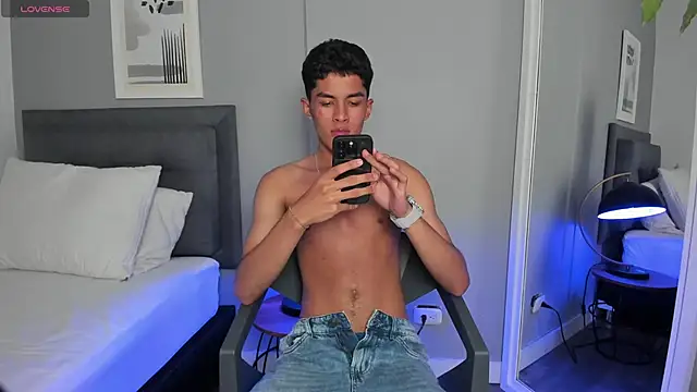 Snapshot of Tylerffoxx chatting on September 12, 9:37 pm Tylerffoxx online show from September 12, 9:37 pm