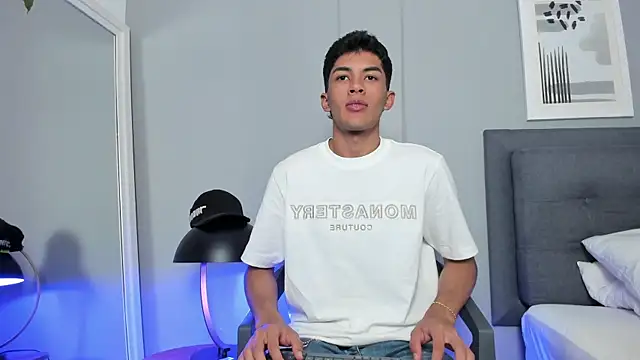 Tylerffoxx online show from November 21, 9:03 pm