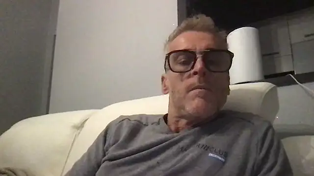 Axl hot online show from November 15, 8:55 pm