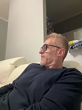 Axl hot online show from March 16, 8:35 pm