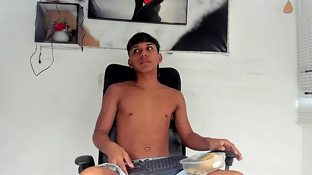 tyler twink boy online show from November 28, 12:40 pm