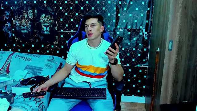 javiersexymann online show from December 4, 11:45 pm