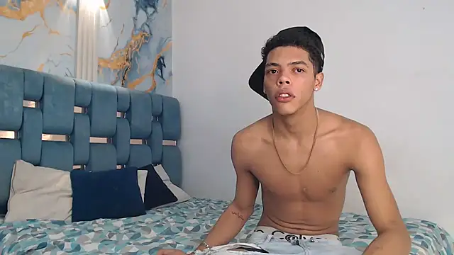 PRETTY FEM online show from March 1, 2:00 am