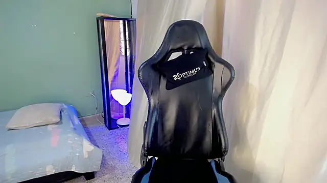 dilan hott  online show from November 6, 8:23 pm