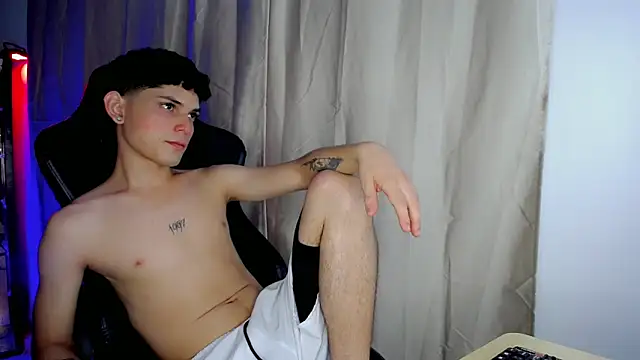 dilan hott  online show from October 22, 9:40 pm