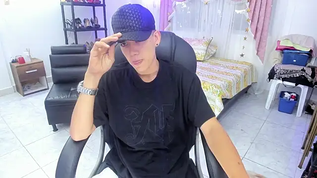 Snapshot of maxthomson_boy chatting on September 15, 8:54 pm maxthomson boy online show from September 15, 8:54 pm