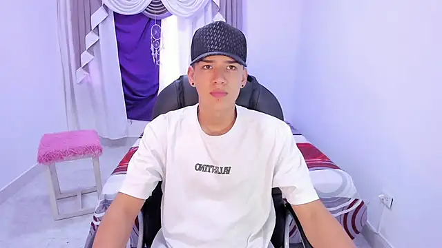 Snapshot of maxthomson_boy chatting on September 20, 7:36 pm maxthomson boy online show from September 20, 7:36 pm
