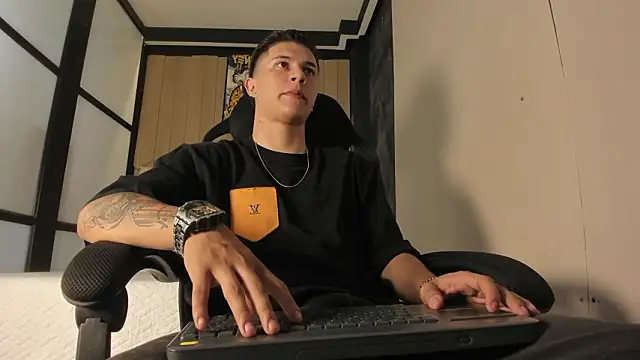 liaamsmiith  online show from March 9, 12:10 pm