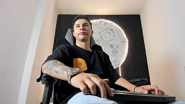 liaamsmiith  online show from October 23, 12:41 pm