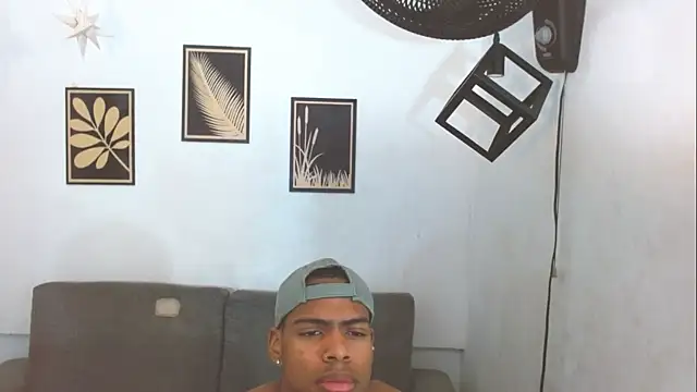 Snapshot of criss_zuri chatting on September 19, 11:43 am criss zuri online show from September 19, 11:43 am