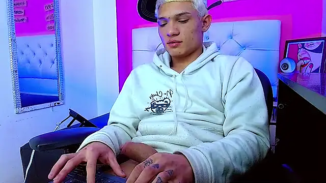 Snapshot of EL_VENEZOLANO_22CM chatting on October 13, 5:35 am EL VENEZOLANO 22CM online show from October 13, 5:35 am