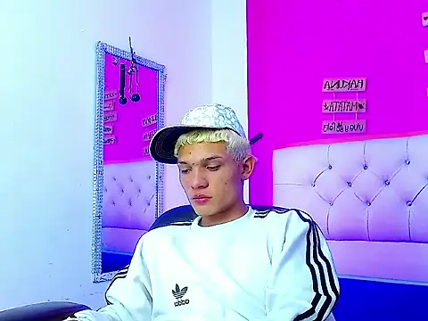 Snapshot of EL_VENEZOLANO_22CM chatting on October 18, 5:34 am EL VENEZOLANO 22CM online show from October 18, 5:34 am