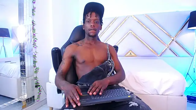 SkylerBigxxx online show from October 28, 4:48 am