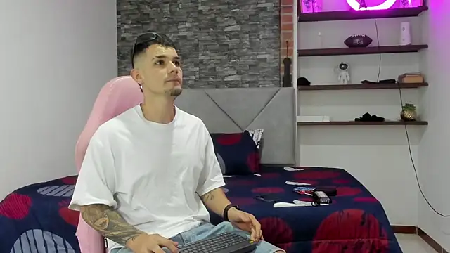 BooyHott  online show from February 21, 7:37 pm