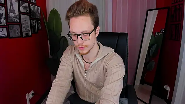 LeoMooree online show from November 10, 9:20 pm