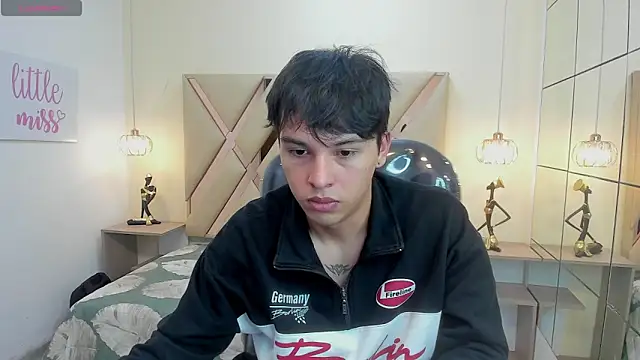 StiwenTwink online show from December 16, 7:43 pm