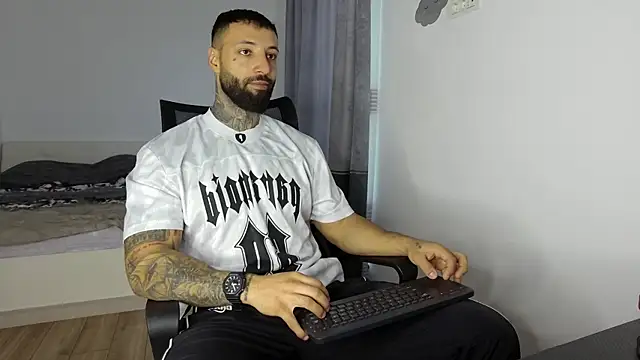 Snapshot of MasculineGuy99 chatting on October 15, 6:43 am MasculineGuy99 online show from October 15, 6:43 am