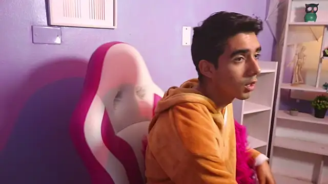 Hottie Guy online show from October 24, 6:20 pm