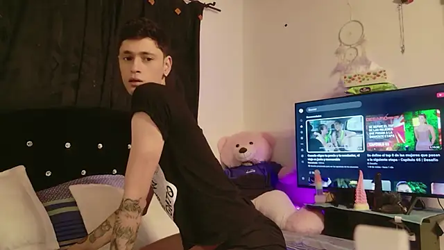 Snapshot of Tyler_cat chatting on October 4, 3:22 am Tyler cat online show from October 4, 3:22 am