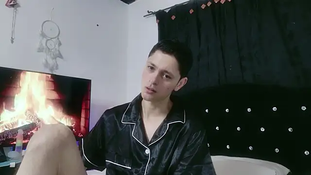 Snapshot of Tyler_cat chatting on October 15, 11:18 am Tyler cat online show from October 15, 11:18 am