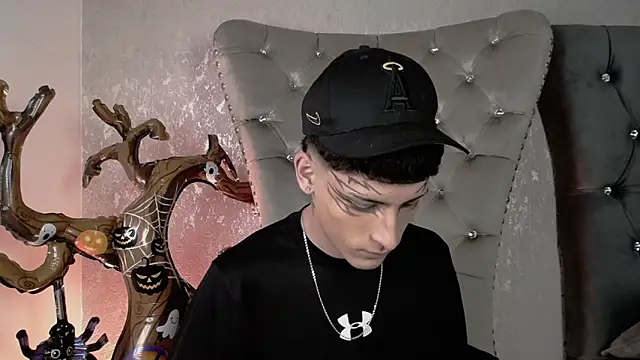 MateoMitchell online show from October 31, 5:20 am