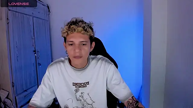 tylernova online show from April 17, 2:14 am