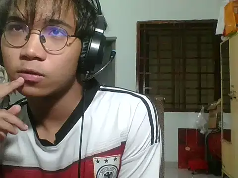 kave2033 online show from October 31, 3:37 pm