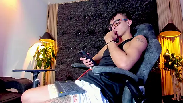 the fenix boy online show from November 6, 7:06 pm