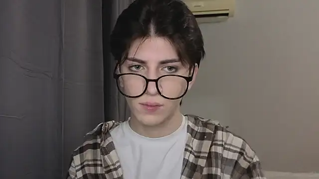 Oliver star boy  online show from November 12, 6:35 pm