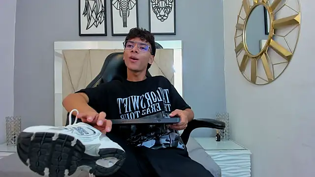 adams bobby online show from December 18, 12:01 pm