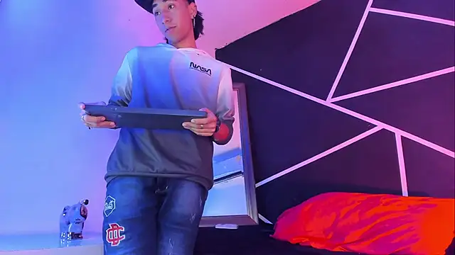 Austin Santos  online show from November 7, 12:19 pm