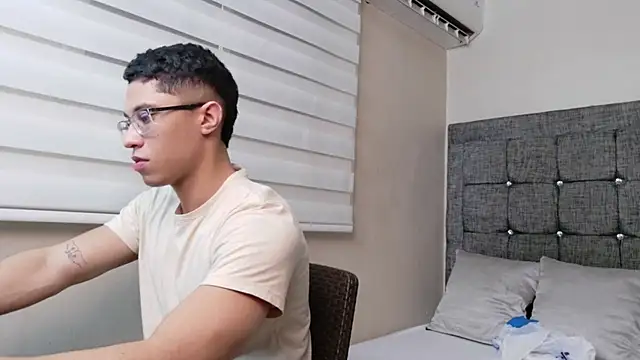 Chrix Velez online show from November 17, 7:39 pm