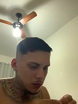 Ryanzl017 online show from December 18, 10:39 pm