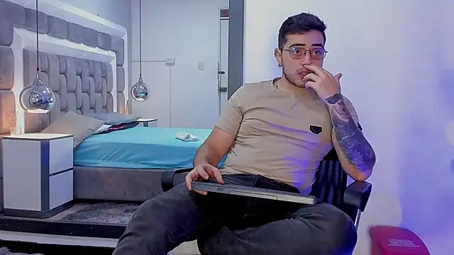 Ethan Greys online show from December 19, 4:42 am