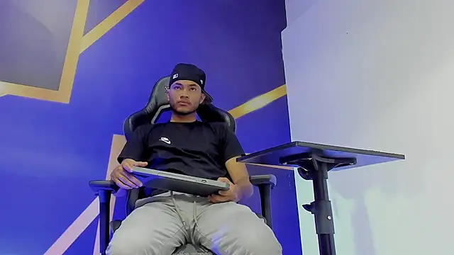 hot guy sweet online show from December 18, 5:25 am