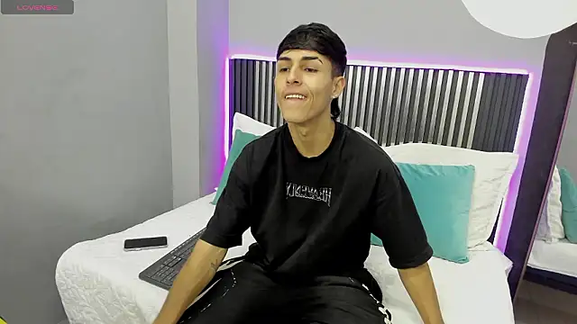 Ethan Jamees online show from March 3, 8:16 pm