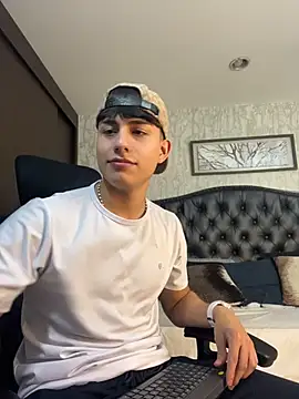 Lander Cruz online show from April 7, 8:09 pm