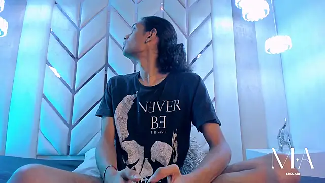 Max Ari online show from January 15, 4:05 am