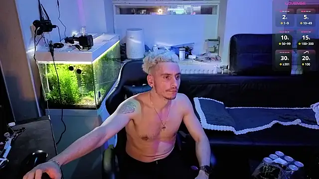 Rayzel White online show from February 1, 9:35 pm