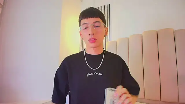 lian cameron online show from April 22, 3:57 am