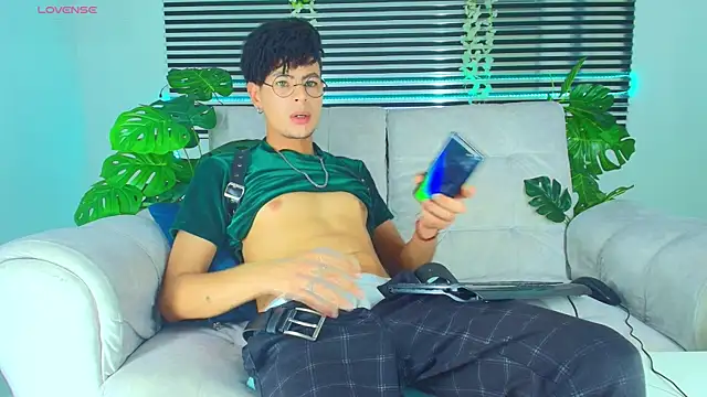 ThiiagoSaeenz online show from April 16, 9:50 pm