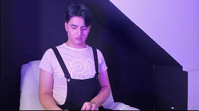 noahWolff  online show from February 9, 9:19 pm