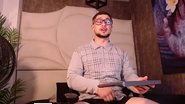 valenssio moretti online show from April 9, 3:48 am