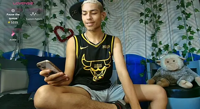 ItsZairen online show from February 25, 3:18 am