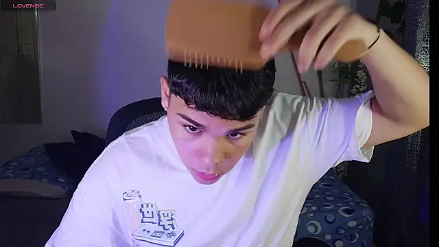 eithan jonnes online show from April 12, 8:10 pm