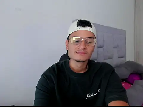 FredericSloan online show from February 24, 8:53 pm