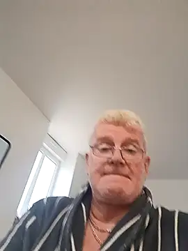 olivbisoumis online show from February 18, 8:12 am