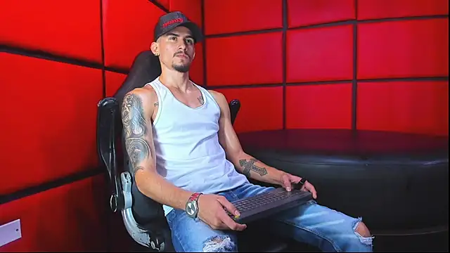 SharonTygaX online show from March 22, 8:30 am