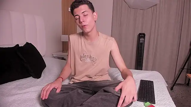 nicocrown online show from March 12, 9:00 pm