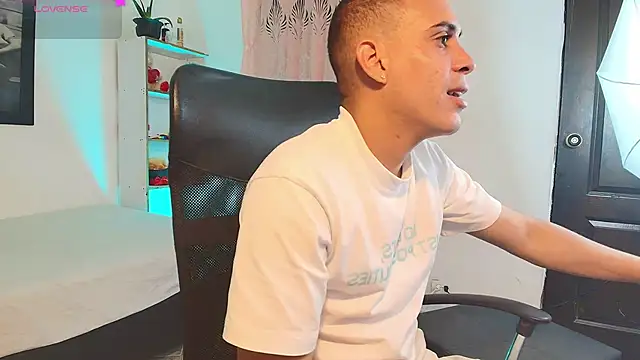 Axel  fierro online show from April 4, 10:51 pm